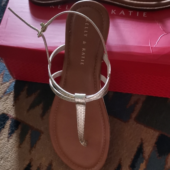 Kelly and Katie thong sandal - Picture 2 of 4